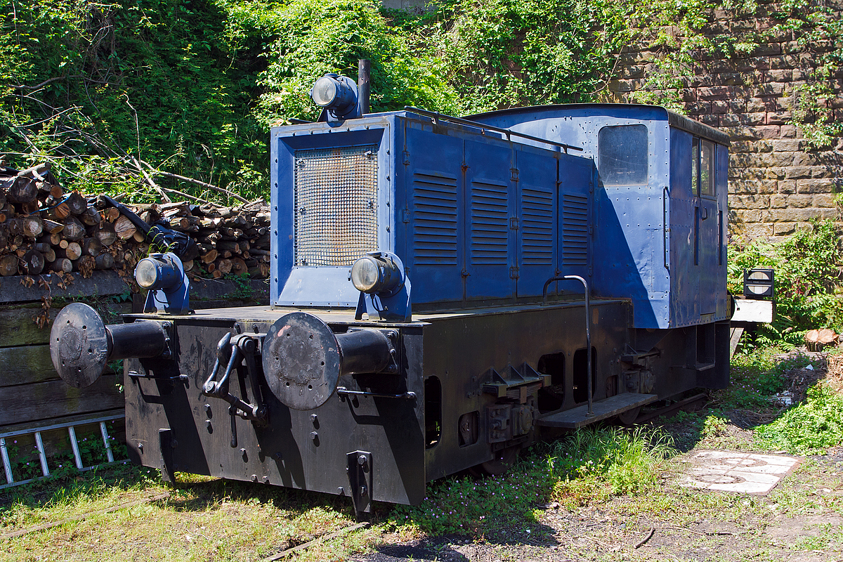 
Die ehemalige BBC  136, eine Henschel DEL 80 (diesel-elektrische Kleinlok mit 80 PS Leistung), am 31.05.2014 im DGEG Museum in Neustadt an der Weinstraße. 

Die Lok wurde 1939 von Henschel in Kassel unter der Fabriknummer 24372 gebaut und an  BBC - Brown, Boverie & Cie. AG in Mannheim als Lok 136 geliefert. Bis 1983 lief sie im BBC Werk Mannheim, 1986 wurde sie dann an die DGEG - Deutsche Gesellschaft für Eisenbahngeschichte fürs Museum Neustadt a.d. Weinstraße abgegeben. 

Schon früh wandte sich Henschel dem diesel-elektrischen Antrieb zu. Den elektrischen Teil lieferten neben den Siemens-Schuckert-Werken auch die AEG, bei dieser jedoch, da der Kunde BBC war, lieferte BBC den elektrischen Teil. Die DEL 80 war die kleinste Lok, stärkere Ausführungen waren die ebenfalls zweiachsigen DEL 110 und DEL 150 sowie die dreiachsige DEL 220.

Die Lokomotiven wurden überwiegend an verschiedene Werkbahnen geliefert.

Bei der DEL 80 treibt ein Henschel-Dieselmotor mit einer Leistung von 59 kW (80 PS) einen Generator an, ein E-Motor wiederum treibt über Kette (Rollenkette) beide Achsen an. 


TECHNISCHE DATEN:
Spurweite:  1.435 mm
Achsfolge: B
Länge über Puffer:  6.300 mm
Länge:  5600 mm
Höhe:  2.880 mm
Breite:  2.300 mm
Gesamtradstand:  1.800 mm
Dienstmasse:  12,0 t
Höchstgeschwindigkeit:  25 km/h
Installierte Leistung:  59 kW (80 PS)
Raddurchmesser:  850 mm
Motorentyp:  Henschel
Antrieb:  dieselelektrisch