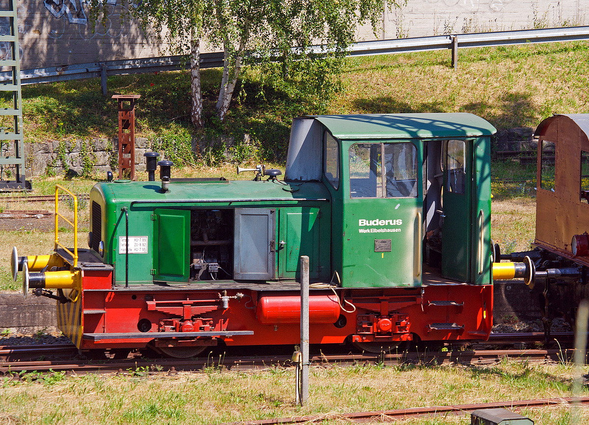 
Die ehemalige Buderus Werk Eibelshausen Nr. 1, ex Hochofenwerk Oberscheld der Hessische Berg- und Hüttenwerke AG (später Buderus AG), heute Eigentum der Herborner Eisenbahnverein e. V., hier am 20.07.2013 in Herborn. 

Die Lok vom Typ O&K - MV 6 a wurde 1957 von O&K für das Hochofenwerk Oberscheld gebaut. 
Technische Daten: 
Spurweite: 1.435 mm 
Achsfolge: B
Dienstgewicht:  20 t
Höchstgeschwindigkeit: 30 km/h
Länge über Puffer:  6500 mm
Raddurchmesser:  850 mm
Motor: wassergekühlter 6 Zyl.-Reihen-Dieselmotor 
Leistung:  125 PS bei 1300 U/min
Leist.-Übertragung: hydraulisch (Voith-Turbo-Getriebe L 33)
Bremse:  Knorr Druckluftbremse