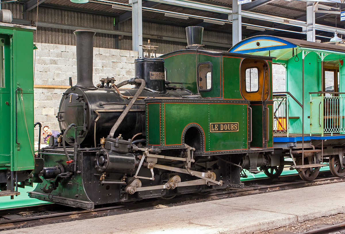 
Die ehemalige Dampflokomotive RbB G 3/3 Nr. 1  Le Doubs  der Museumsbahn Blonay-Chamby, hier am 27.05.2012 in der Halle der (BC) in Chaulin.

Die Lok wurde 1890 von SLM (Schweizerische Lokomotiv- und Maschinenfabrik) unter der Fabriknummer 618 gebaut und an die kleine Bahngesellschaft Régional des Brenets geliefert. Am Fabrikschild steht auch der französische Name der SLM „Societe Suisse pour la construction de locomotives et de la Machines“

Das Ende des 19. Jahrhunderts war das goldene Zeitalter der dampfenden Lokalbahnen. So wurde am 1. September 1890 von der Chemin de fer Régional des Brenets (RdB) die meterspurige ca. 4 km lange Bahnstrecke von Le Locle (beginnt neben dem Normalspurigen der SBB) nach Les Brenets eingeweiht, um vor allem Touristen die in die kleine Gemeinde zu bringen. Les Brenets ist ein beliebtes Ausflugsziel dank seiner schönen Lage, dem Lac des Brenets und dem am Doubs unterhalb des Sees liegenden 27 m hohen Wasserfall Saut du Doubs. 

Drei kleine Lokomotiven teilen sich den Betrieb, die 1  Le Doubs , 2  Père Frédéric  und 3  Les Brenets. Das weitere Rollmaterial bestand aus 8 Personenwagen und 2 Güterwagen.

Aufgrund der schlechten wirtschaftlichen Lage wurde auf Basis des Privatbahnhilfegesetzes von 1939 die Fusion mit der ebenfalls meterspurigen Ponts–Sagne–Chaux-de-Fonds-Bahn (PSC) in die Wege geleitet, obwohl keine Gleisverbindung zu dieser besteht. Umgesetzt wurde die Fusion 1947, woraus die Chemins de fer des Montagnes Neuchâteloises (CMN) entstand. Unter der CMN wurde die Bahnstrecke Le Locle–Les Brenets modernisiert und der elektrische Betrieb unter 1500 Volt Gleichstrom mit neuem Rollmaterial am 1. Juli 1950 aufgenommen. Seit 1999 wird die isolierte Bahnlinie von der Transports Publics Neuchâtelois (TransN) betrieben.

Nach der Elektrifizierung im Jahr 1950 wurden die Lokomotive 1 sowie die Wagen AB 2 und BD 21 an die SBB zur Aufnahme in die Sammlung des Luzerner Museums gespendet. Da Platz fehlte, wurde das Rollmaterial in Vallorbe abgestellt und 1973 an die Blonay-Chamby ausgeliehen. 1976 gingen die Lokomotive und Wagen in den Besitz der BC über. 

Überraschenderweise wurde bei der Elektrifizierung der Strecke 1950 keine Dampflokomotive abgerissen, und alle drei Maschinen haben bis heute überlebt. Die G 3/3 2  Le Père Frédéric  steht als Denkmal überdacht in Les Brenets.

TECHNUISCHE DATEN:
Baujahr: 1890
Hersteller: SLM  (Fabrik-Nr. 618)
Spurweite: 1.000 mm
Achsformel: C
Länge über Puffer: 5.210mm
Achsabstand: 1.800 mm (2 x 900mm)
Dienstgewicht: 16 t
Anzahl der Zylinder: 2
Zylindergröße: Ø 240 mm x 350 mm Kolbenhub
Treibraddurchmesser: 750 mm
Höchstgeschwindigkeit: 25 km/h
Kesselüberdruck: 12 bar
Kohlevorrat: 0,5 t
Wasservorrat: 1,8 m³
