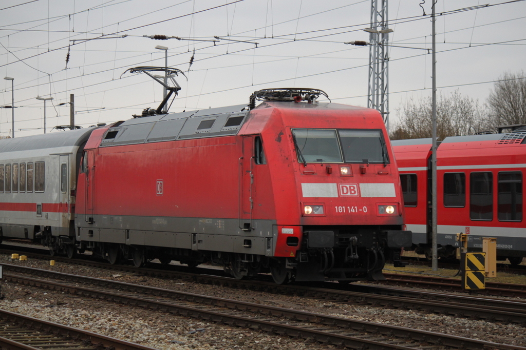 Die ehemalige DB Azubis gegen Hass und Gewalt 101 141-0 mit IC 2212 von Koblenz Hbf nach Ostseebad Binz bei der Einfahrt im Rostocker Hbf.06.03.2015