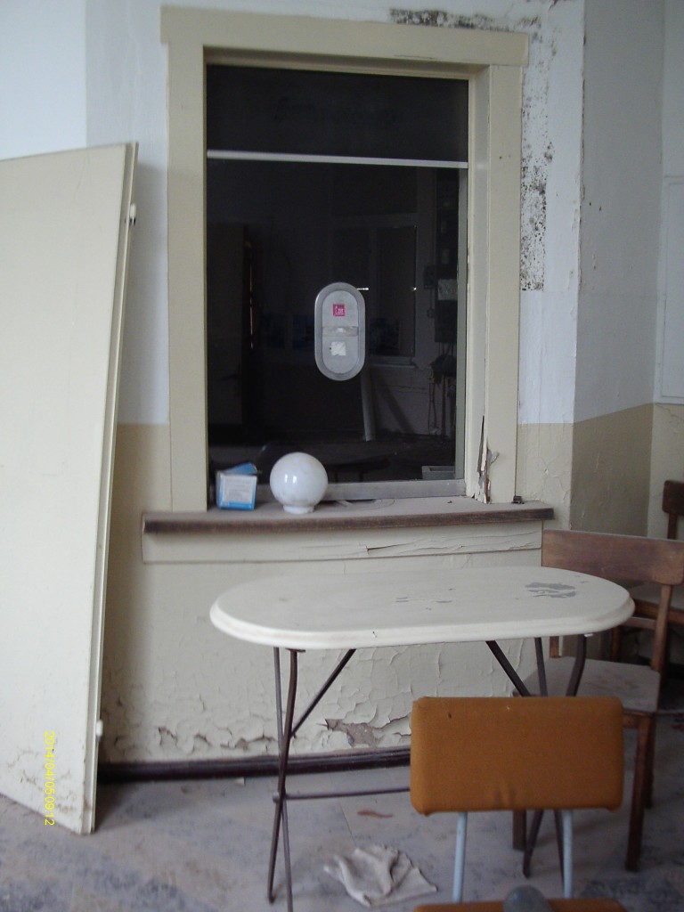 Die ehemalige Fahrkartenausgabe im Bahnhof Donndorf am 05.04.2014. (Foto: Ingo Heidenreich)