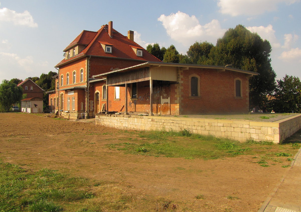 Die ehemalige G�terverladerampe mit dem Bahnhofsgeb�ude am 10.09.2016 in Laucha. Von den fr�heren G�ter- und Rangiergleisen ist nichts mehr zu sehen.