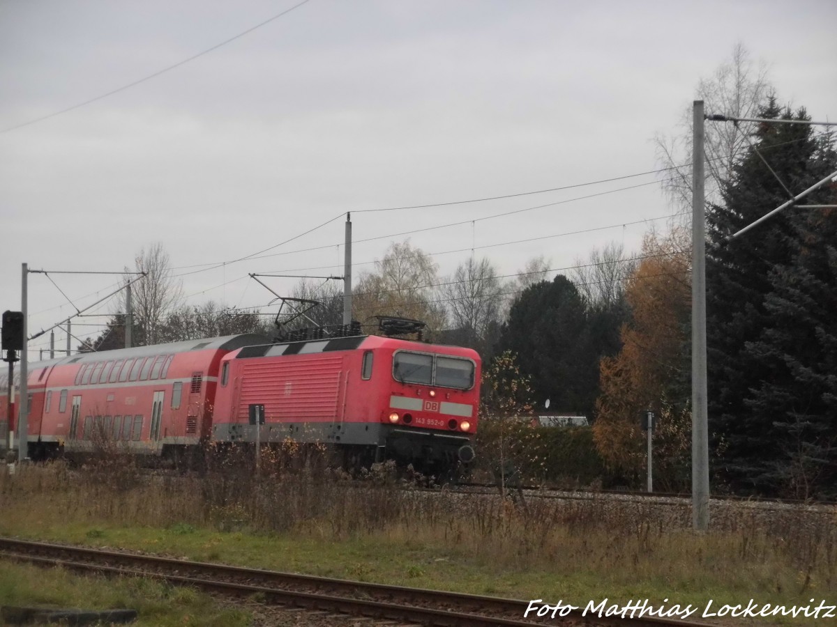 Die ehemalige Rostocker 143 952 beim vorbei fahren am Eisenbahnmuseum Chemnitz-Hilbersdorf am 12.11.15