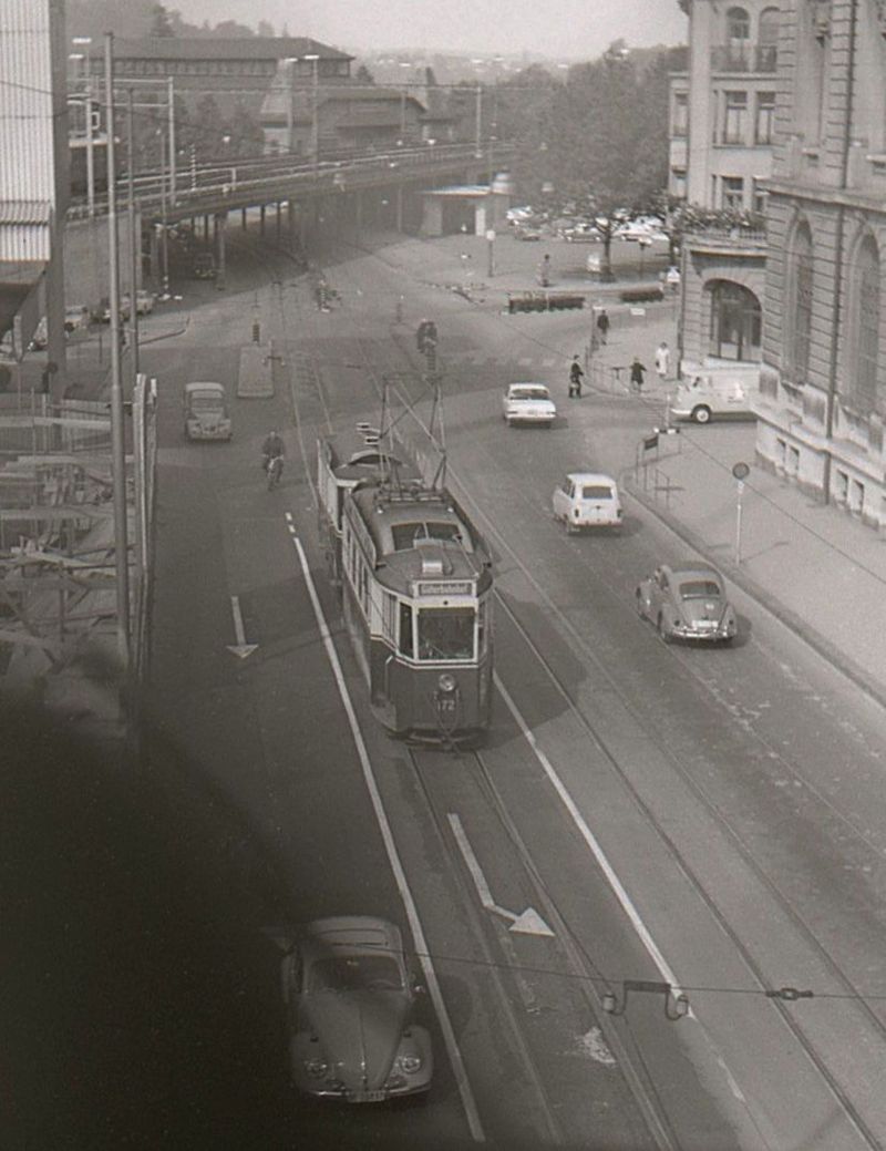 Die ehemalige Tramlinie 1 in Bern: Luftgebremster Motorwagen 172 mit Anhnger 224 kommt von Brckfeld her unter der Eisenbahn-Einfahrt in den Bahnhof Bern das Bollwerk herauf. (Man mge das strende Objekt im Vordergrund entschuldigen, ich weiss nicht, was es ist). 21.September 1965   