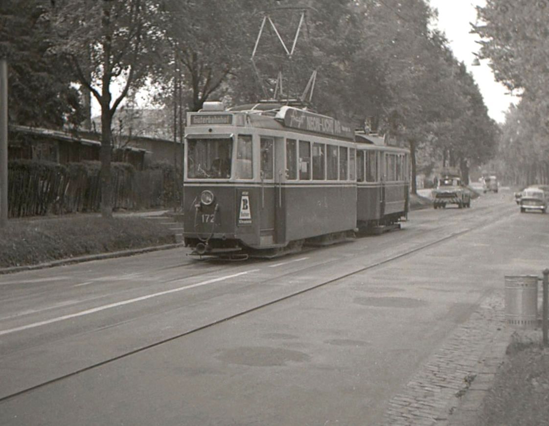 Die ehemalige Tramlinie 1 in Bern im Raum Brckfeld: Tramzug 172 mit Anhnger 224 kommt von der Endschlaufe Brckfeld her. Man erkennt die Behelfstren auf der (normalerweise)linken Wagenseite fr den Fall, dass der Wagen in der  verkehrten  Richtung fhrt, mit dem Wagenfhrer am einfachen Behelfsfhrerstand hinten. 21.Sep. 1965 