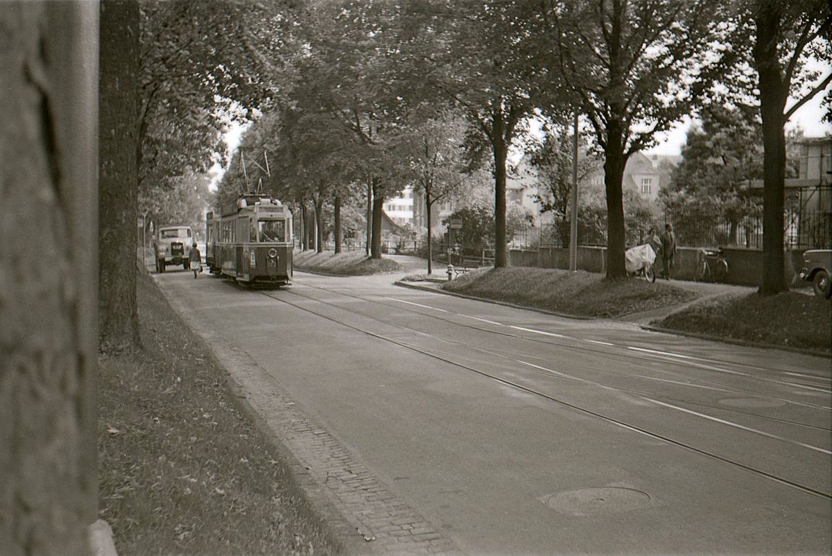 Die ehemalige Tramlinie 1 in Bern im Raum Brckfeld: Motorwagen 173 (von 1944) mit Zweiachsanhnger 228 (von 1910) hlt an der Haltestelle Beaulieustrasse, direkt vor Einfahrt in die Schlaufe Brckfeld. In der normalen Fahrtrichtung sitzt der Wagenfhrer im Hauptfhrerstand, und die pneumatischen Tren sind geschlossen; hinten werden jedoch die Tren offen gelassen. 21.Sep. 1965 