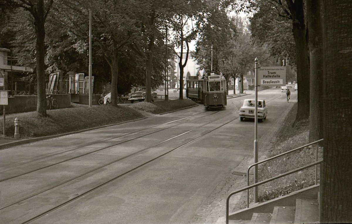 Die ehemalige Tramlinie 1 in Bern im Raum Brckfeld: Motorwagen 175 mit Anhnger 204 kommt aus der Endschlaufe Brckfeld heraus und hlt dann gerade an der Haltestelle Beaulieustrasse. 21.September 1965 