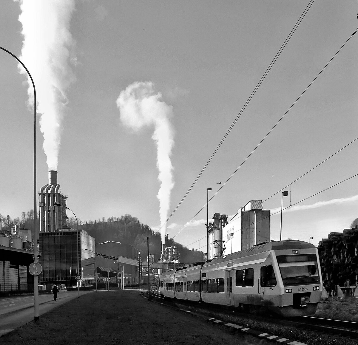 Die ehemalige VHB (Vereinigte Huttwil-Bahnen) / Strecke der ursprünglichen Huttwil-Wolhusen Bahn (HWB): Imposant ist in Menznau die Durchfahrt durchs Areal des Holzwerkstoff-Unternehmens SwissKrono. 31.Dezember 2021 