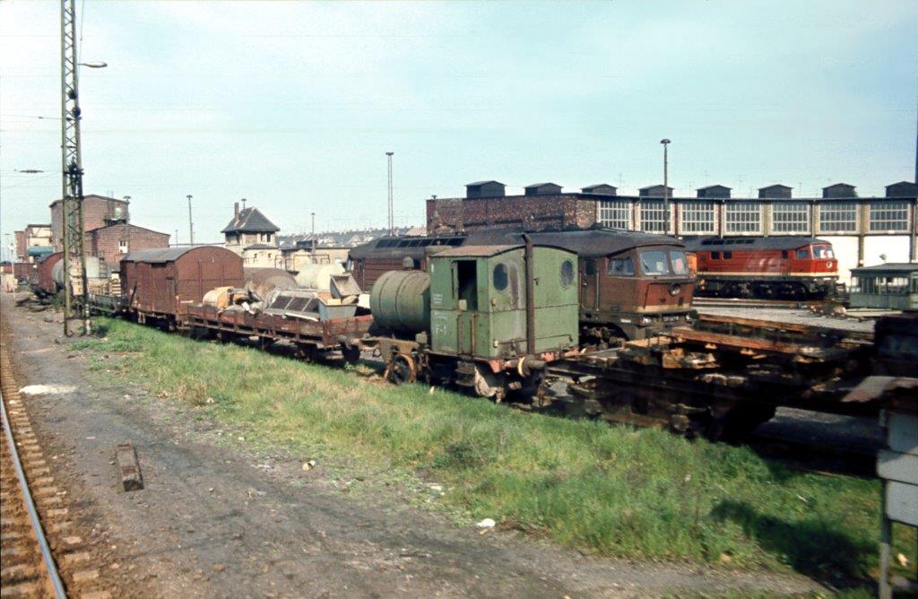 Die ehemalige Werklok F-1 des VEB Rohpappenfabrik Zwintsch�na, am 08.05.1981 im Bw Halle G. (Foto: Klaus Pollm�cher)