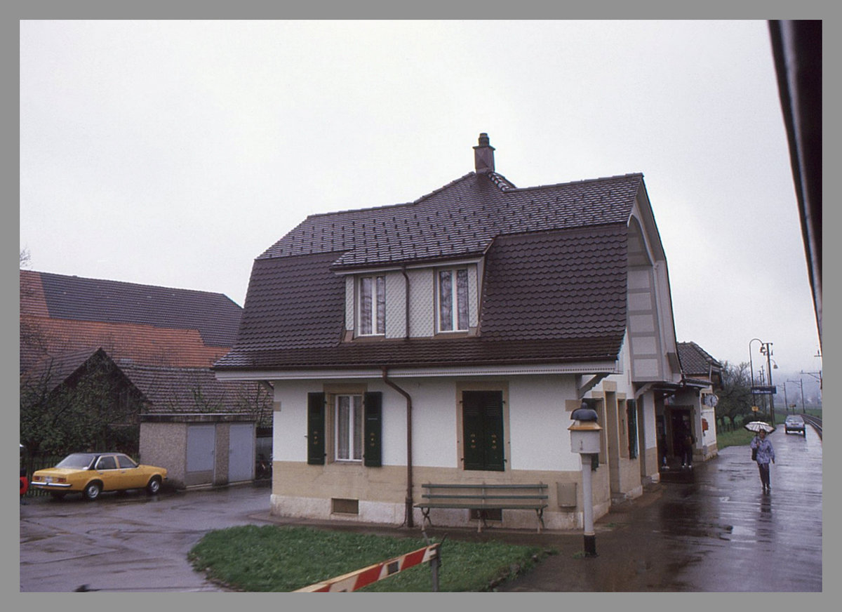 Die einstige Strecke Solothurn - Büren an der Aare - Lyss: Halt an der kleinen Station Rüti bei Büren. 6.April 1994  