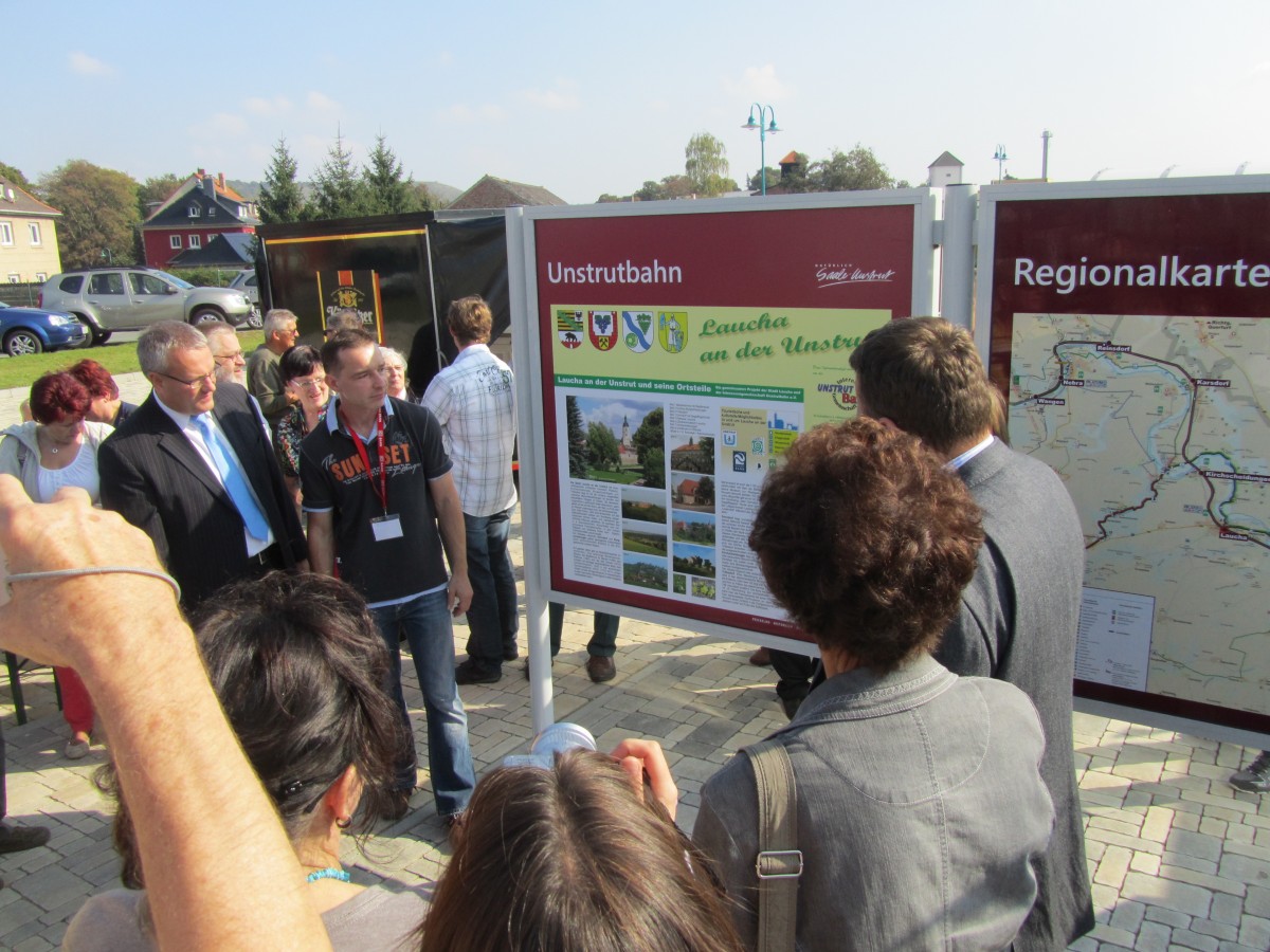 Die Einweihung der Infotafel durch IG Unstrutbahn e.V. Mitglied Heiko Kern und Lauchas Bürgermeister Michael Bilstein, während dem 9. Unstrutbahnfest am 05.10.2014 in Laucha. (Foto: Karolin Thomas)