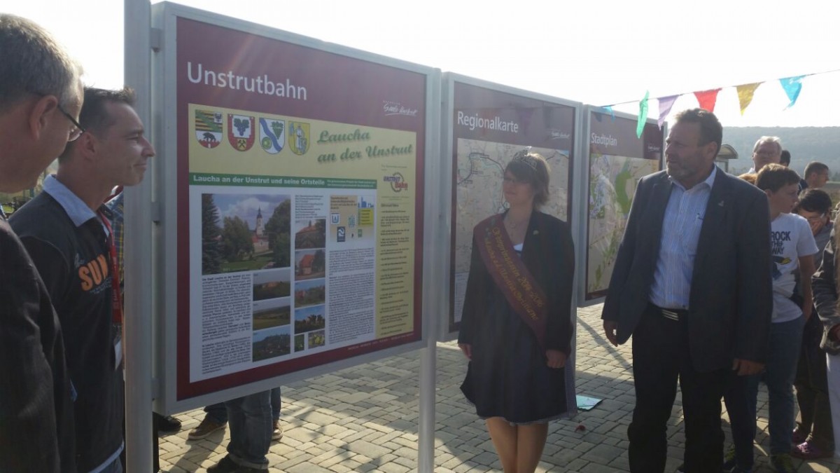 Die Einweihung der Unstrutbahn-Infotafel, am 05.10.2014 beim 9. Unstrutbahnfest in Laucha. (Foto: Karolin Thomas)
