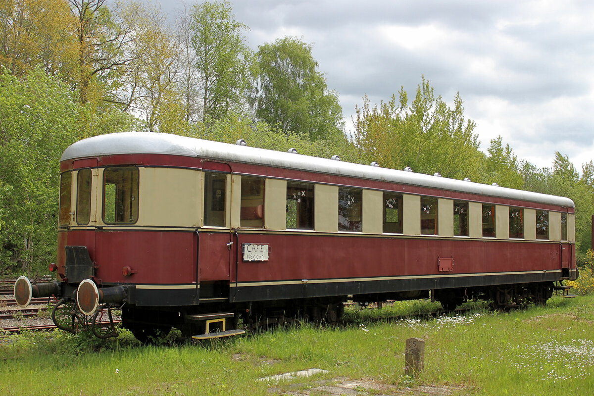 Die Eisenbahnfreunde der WZTE Zeven e. V. nutzen den EVB - VB 406 als Cafe Waggon.
Zeven - Süd, 23.05.2021