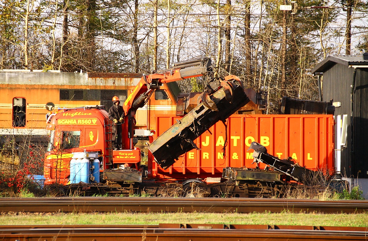 Die Eisenbahngemeinde trauert über den Verlust eines weiteren Schatzes...Reste der DSB MT 167(Bj 1960)werden hier sehr unsanft auf den Verwerter-LKW geladen. Padborg 29.10.2013