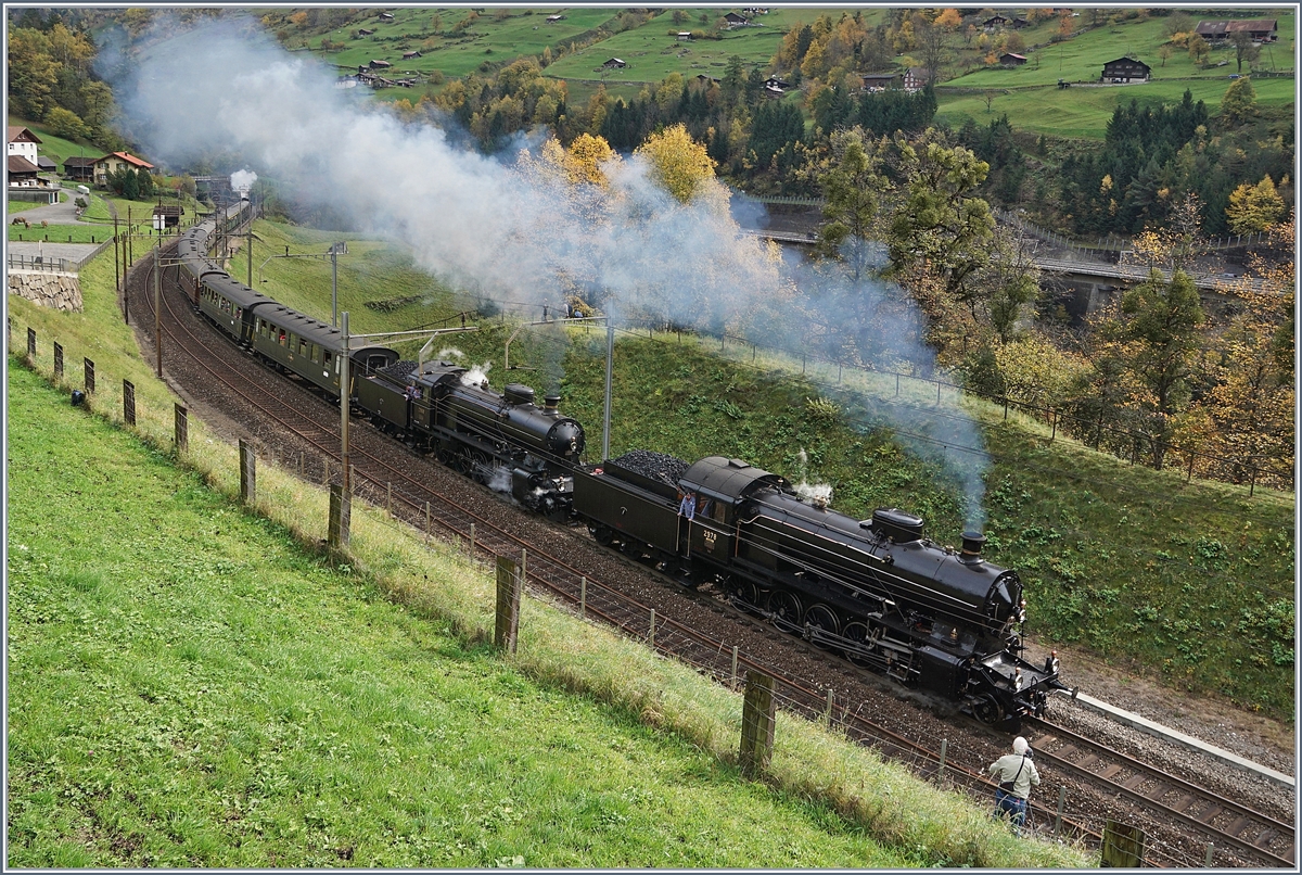 Die Elefanten kommen! Die C 5/6 N° 2978 und N° 2969 führen gemeinsam einen langen Extrazug über die Gotthard Panorama Strecke. Dem Vernehmen nach soll diese Doppeltraktion die erste seit über sechzig Jahren sein.
Intschi, den 21. Okt. 2017