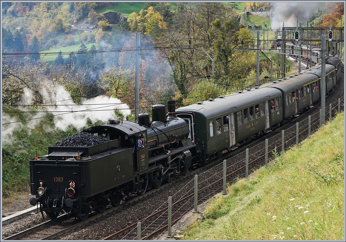 Die Elefanten kommen! Und am Schluss schiebt die formschöne B 3/4 1367 nach.
Intschi, den 21. Okt. 2017