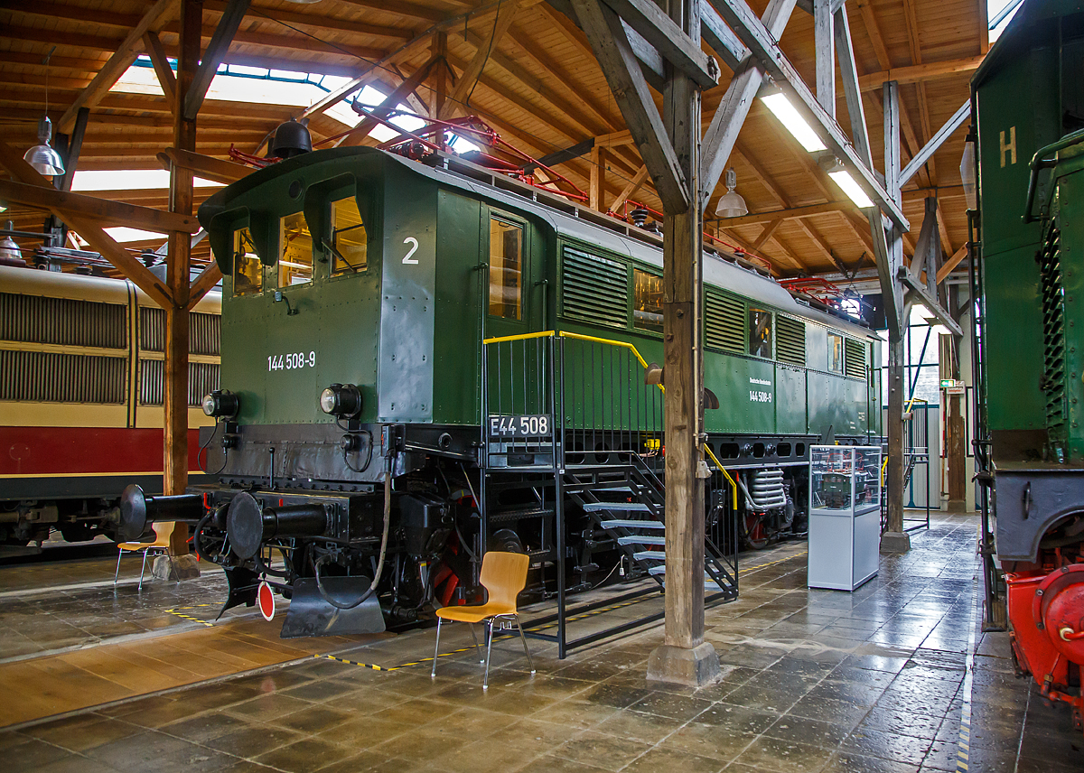 Die Elektrolokomotive DB 144 508-9, ex DB E 44 505, ex DRB E 44 108, am 11.09.2022 in der Lokwelt Freilassing. Die Lok ist Eigentum vom DB Museum und eine Leihgabe die Lokwelt Freilassing.

Die Lok wurde 1934 von der AEG - Allgemeine Elektricittsgesellschaft in Henningsdorf b. Berlin unter der Fabriknummer 4821 gebaut und als E44 108 an die Deutsche Reichsbahn-Gesellschaft (DRG) geliefert, 1938 erfolgte die Umzeichnung in DR E44 508. Mit der Einfhrung des EDV-Nummernsystems der Deutschen Bundesbahn wurde sie ab 1968 zu DB 144 508.9 als diese wurde sie bis zur Ausmusterung 1977 und wurde zum DB Museumsfahrzeug.

Sie ist eine Lok (E44.5) der zweiten Serie und hat so etwas andere Werte wie die der ersten Serie (wie z.B. der Denkmallok ex DB 144 502-2 beim Bahnhof Freilassing http://hellertal.startbilder.de/bild/deutschland~bahnhoefe~sonstige-in-bayern/786583/die-denkmallok-ex-db-144-502-2.html ). So hat sie eine Stundenleistung 2.200 kW (anstelle von 1.600 kW).
