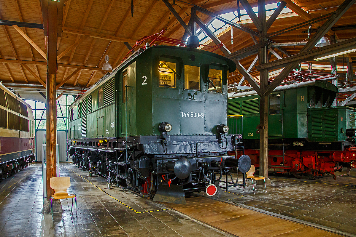 Die Elektrolokomotive DB 144 508-9, ex DB E 44 505, ex DRB E 44 108, am 11.09.2022 in der Lokwelt Freilassing. Die Lok ist Eigentum vom DB Museum und eine Leihgabe die Lokwelt Freilassing.

Die Lok wurde 1934 von der AEG - Allgemeine Elektricittsgesellschaft in Henningsdorf b. Berlin unter der Fabriknummer 4821 gebaut und als E44 108 an die Deutsche Reichsbahn-Gesellschaft (DRG) geliefert, 1938 erfolgte die Umzeichnung in DR E44 508. Mit der Einfhrung des EDV-Nummernsystems der Deutschen Bundesbahn wurde sie ab 1968 zu DB 144 508.9 als diese wurde sie bis zur Ausmusterung 1977 und wurde zum DB Museumsfahrzeug.

Sie ist eine Lok (E44.5) der zweiten Serie und hat so etwas andere Werte wie die der ersten Serie (wie z.B. der Denkmallok ex DB 144 502-2 beim Bahnhof Freilassing http://hellertal.startbilder.de/bild/deutschland~bahnhoefe~sonstige-in-bayern/786583/die-denkmallok-ex-db-144-502-2.html ). So hat sie eine Stundenleistung 2.200 kW (anstelle von 1.600 kW).
