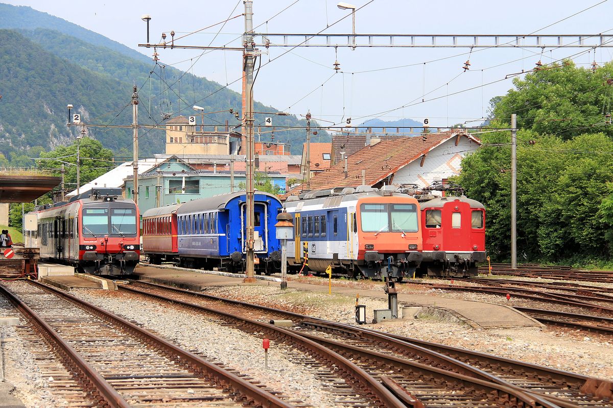 Die Endstation Balsthal der OeBB heute. Links der SBB NPZ-Pendelzug mit Steuerwagen ABt 19-43 802, daneben Speisewagen 413 und Salonwagen 412, daneben der NPZ-Originaltriebwagen 560 000 (OeBB 207), und ganz rechts die Re4/4 I 10009. 22.Juni 2017 
