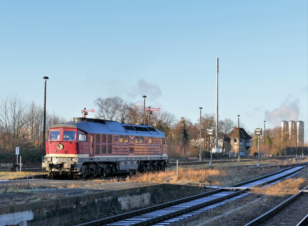 Die Erfurter Bahnservice GmbH in Zeitz. 132 293 war am 20.12.2021 auf Rangierfahrt vom Personenbahnhof zum Bioethanolwerk Zeitz.






