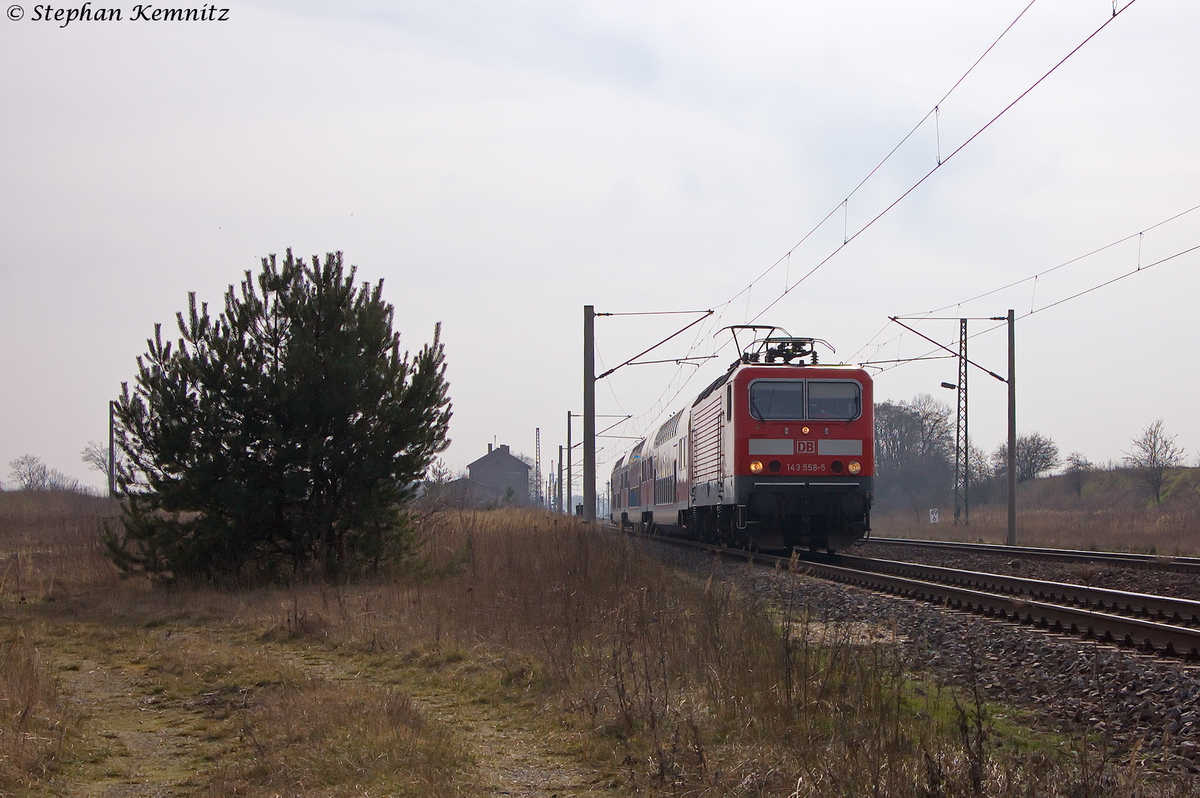 Die Erfurterin 143 558-5 mit dem RE20 (RE 17616) von Halle(Saale)Hbf nach Uelzen in Demker. 01.03.2014