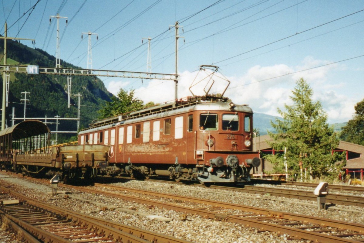 Die erste richtige Doppellok in dieser Fotodatenbank! Scanbild von BLS 275 bei Frutigen am 23 Juli 2000. 