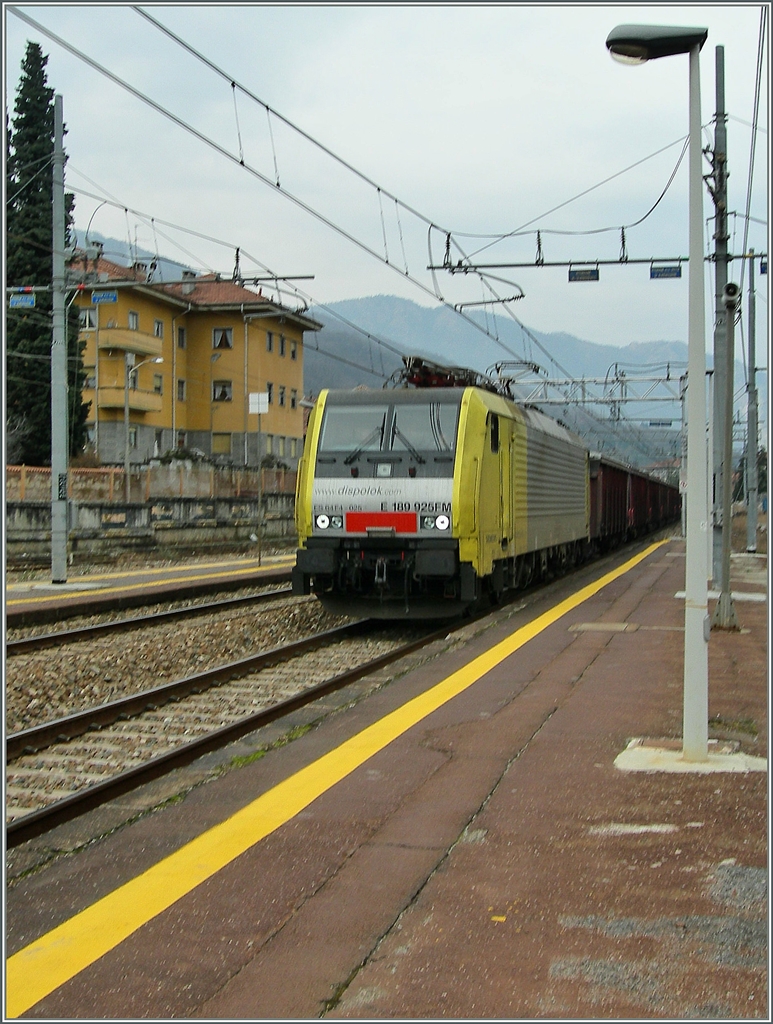 Die ES  64 F4 (189 925 FM) bei der Druchfahrt in Stresa.
6. Feb. 2007