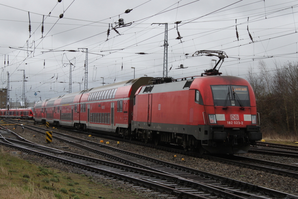 Die etwas dreckige 182 023-2 mit RE5(RE 93859)von Rostock Hbf nach Oranienburg bei der Ausfahrt im Rostocker Hbf.18.03.2017 