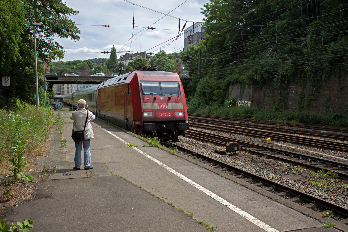 Die etwas verdreckte 101 041 war am 08.06. damit beschftigt, einen InterCity in Richtung Frankfurt zu befrdern.