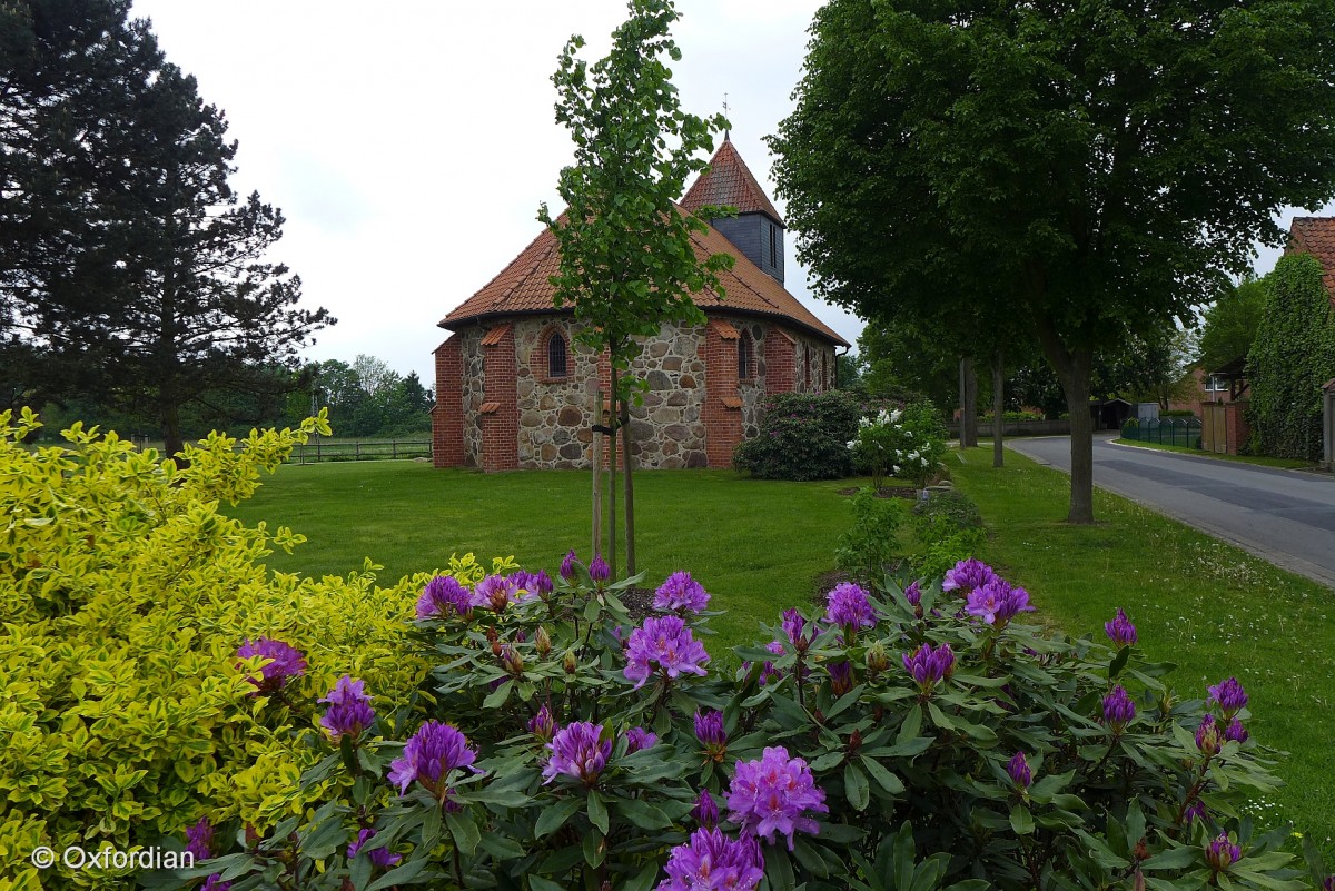 Die ev.-luth. St. Gabriel Kirche in Darrigsdorf wurde am Ende des 14. Jahrhunderts als rechteckiger gotischer Feldsteinbau errichtet.