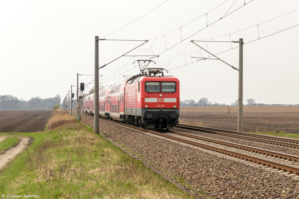 Die Ex Braunschweigerin 112 128 mit dem RE1 (RE 18187) von Brandenburg Hbf nach Frankfurt(Oder) bei Brandenburg. 05.04.2016