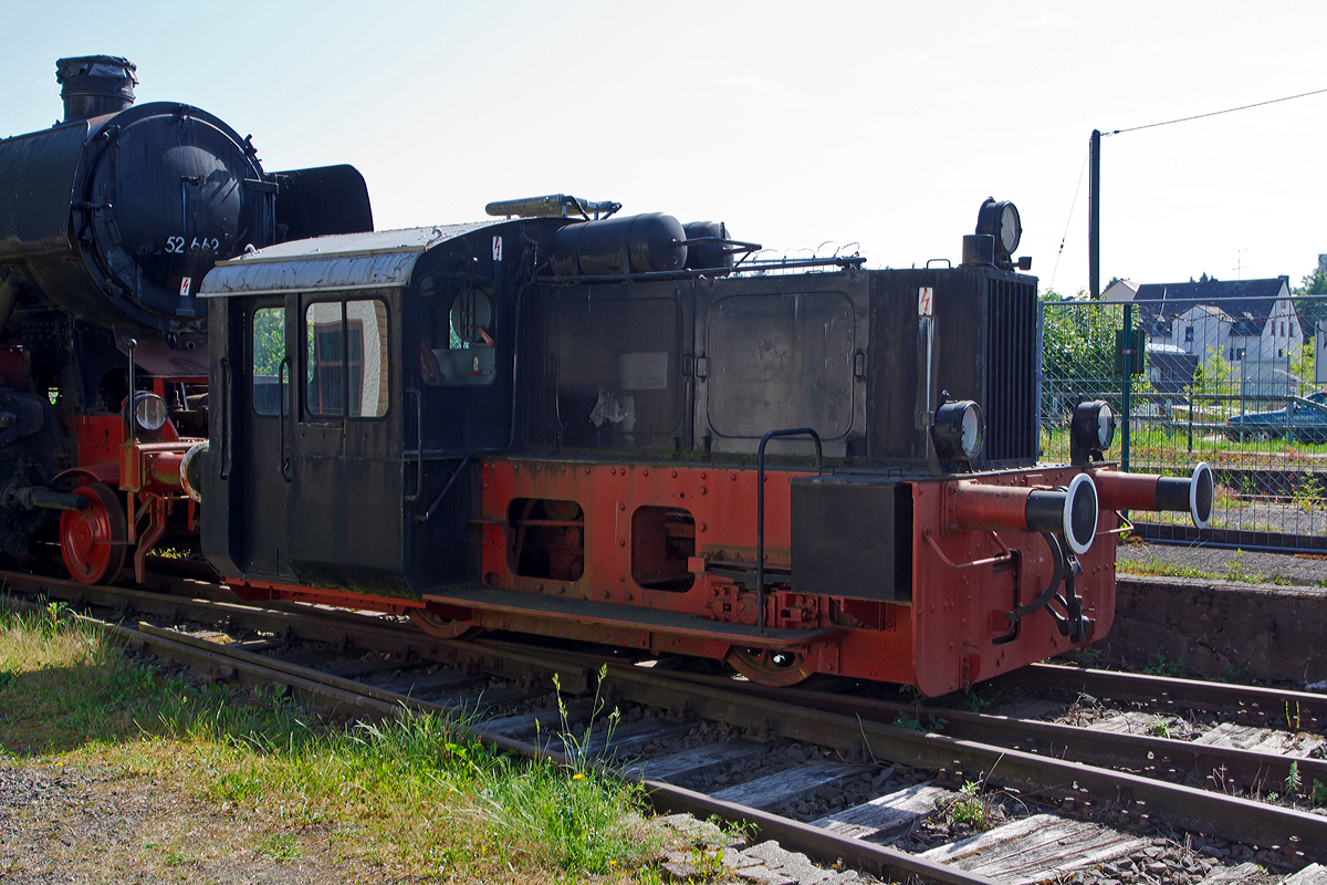 
Die ex DR 310 309-8, ex DR 100 309-4, ex DR Kö 4309, am 09.06.2014 im Dampflok-Museum Hermeskeil.

Die Kö II wurde 1934 von der BMAG (Berliner Maschinenbau AG) unter der Fabriknummer 10208 gebaut und an die DRG (Deutsche Reichsbahn-Gesellschaft) als Kö 4309 geliefert. Nach dem Krieg blieb sie im Osten. Nach dem neuen EDV-Nummernplan wurde sie zum 01.06.1970 in DR 100 309-4 umgezeichnet. Nach der Wiedervereinigung erfolgte zum 01.01.1992 noch die Umzeichnung in DR 310 309-8, sie wurde aber bereits zum 17.06.1992 dann ausgemustert und an Tunnelbau Greuter GmbH in Saarlouis verkauft. 1995 wurde von Herrn Falz (Dampflok-Museum Hermeskeil) gekauft.

Als Kleinlokomotiven werden Lokomotiven von geringer Größe und geringer Antriebsleistung für leichte Rangieraufgaben auf Bahnhöfen und Industriebahnen bezeichnet. Der Antrieb erfolgt meist über einen Dieselmotor (ö), teils aber auch Dampfmaschine (d), Otto- (b) oder Elektromotor (s).
Die Deutschen Reichsbahn beschaffte nach Erprobung verschiedener Versuchslokomotiven ab 1933 über 1000 Kleinlokomotiven unterschiedlicher Leistung vereinheitlicher Bauart.
In der Schweiz werden Kleinlokomotiven als Traktoren bezeichnet.

Typisch für die Kleinlokomotive der Reichsbahnbauart war das tiefliegende Führerhaus an einem Ende der Lok, dessen Boden nur 560 mm über der Schienenoberkante lag und über nur eine Stufe zu erreichen war mit seinen offenen, nur durch ein Segeltuch gegen Witterungseinflüsse zu verschließenden Seitenwänden. Die geringe Bauhöhe erlaubte es, die Lok auf einen konventionellen Flachwagen zu verladen und so zum Beispiel ohne Behinderung des übrigen Verkehrs aufgrund der geringen Höchstgeschwindigkeit zum Ausbesserungswerk zu schaffen.

Der ab dem 1. Juli 1970 geltende Nummernplan der Deutschen Reichsbahn fasste die bereits vorhandenen Kleinlokomotiven unter der Baureihe 100, also im normalen Nummernraum der Verbrennungslokomotiven, zusammen. Die Lokomotiven der Leistungsgruppe I wurden in die Unterbaureihe 100.0 eingeordnet, die Lokomotiven der Leistungsgruppe II in die Unterbaureihen 100.1–100.9

Technische Daten:
Spurweite: 1435 mm
Achsfolge:  B
Länge über Puffer: 6.000 mm
Dienstgewicht: ca.15 t
Motorleistung: 120 PS 
Leitungsübertragung: mechanisch (vom Getriebe über Rollenkette auf die Achsen)
Höchstgeschwindigkeit: 30 km/h 