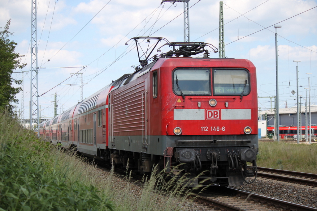 Die ex Kieler 112 146-6 mit RE1 von Rostock Hbf nach Hamburg Hbf bei der Ausfahrt im Rostocker Hbf.06.06.2014