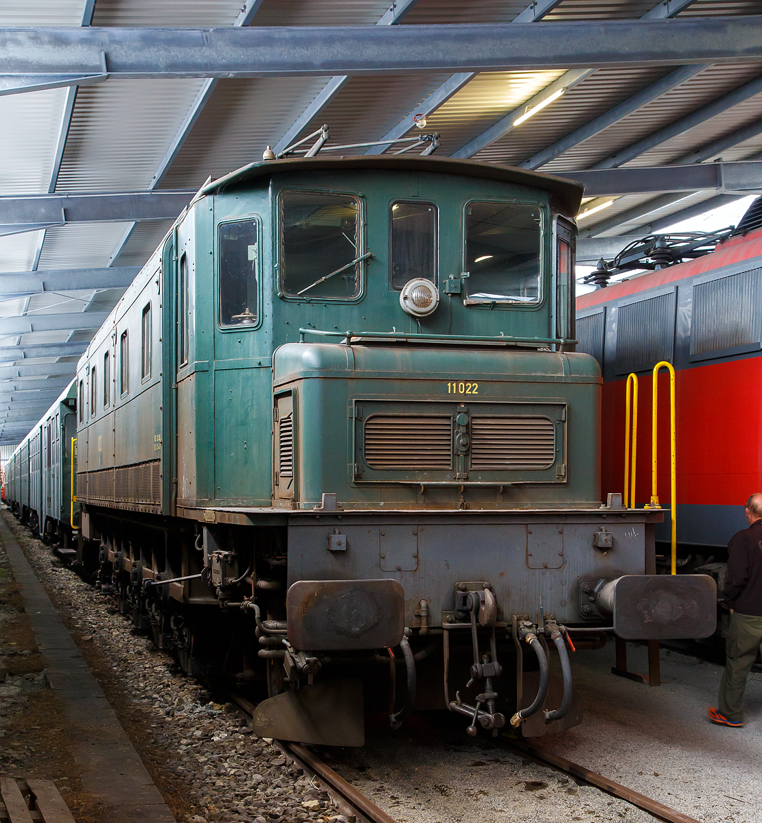 Die ex SBB Ae 4/7 11022 am 09.09.2017 in der SVG Eisenbahn-Erlebniswelt Horb. Die Lok ist Privateigentum (Herr Peter Hemmig) und eine Leihgabe an die SVG - Eisenbahnerlebniswelt Horb.

Die Lok wurde 1933 von der SLM - Schweizerische Lokomotiv- und Maschinenfabrik (Winterthur) unter der Fabriknummer 3537 gebaut, der elektrischer Teil ist von BBC - Brown, Boveri & Cie. (Baden) unter der Fabriknummer  3719 gebaut worden. Bis 1996 war die Ae 4/7 11022 im Dienst bei der SBB.

Die Ae 4/7 ist eine Universallokomotive der Schweizerischen Bundesbahnen (SBB) mit dem so genannten Buchli-Antrieb. Während Ihrer Einsatzzeit ab 1927 bis in die 1990er Jahre war sie für alle Streckendienste im Einsatz, bei Personen- und Güterzügen. Der Buchli-Antrieb ist ein vollabgefederter Antrieb, das heißt, jede Triebachse hat einen eigenen Motor, der im gefederten Lokkasten untergebracht ist. Das Gewicht der Fahrmotoren ist von den Rädern, welche den Stößen und Schlägen der Schienen ausgesetzt sind, vollständig entkoppelt.

Die Lokomotive weist vier Triebachsen und drei Laufachsen auf. Zu jeder Triebachse existiert ein einzelner Fahrmotor. Das Drehmoment der Motoren wird im bewährten Buchli-Antrieb an die Achsen übertragen. Charakteristisch für den Buchli-Antrieb ist, dass auf der einen Lokhälfte, der Antriebsseite, die Räder völlig verdeckt und auf der anderen, der Apparateseite, frei einsehbar sind. 

Für das Flachland – was Steigungen auf der Strecke bis zwölf Promille entspricht – benötigte man in den 1920er Jahren stärkere Lokomotiven. Die bestehenden Lokomotiven mit drei Triebachsen waren bei Steigungen etwas zu leistungsschwach. Da man mit der Vorgängerin Ae 3/6I und dem dort verwendeten Buchli-Antrieb gute Erfahrungen gemacht hatte, orderten die SBB 1925 zwei Prototypen der Ae 4/7. Anschließend wurden zwischen 1927 und 1934 insgesamt 127 Ae 4/7 ausgeliefert.
Die Ae 4/7 waren bei den SBB von 1927 bis 1996, also 69 Jahre lang in Betrieb. Übertroffen wurden sie bei den Streckenlokomotiven bisher nur von den Maschinen der Vorgängerserie Ae 3/6I, welche zwischen 1921 und 1994, also 73 Jahre verkehrten.

TECHNISCHE DATEN:
Nummerierung:  10901–11027
Gebaute Anzahl: 127
Hersteller:  SLM Winterthur, BBC Baden, MFO Zürich, SAAS Genève
Baujahre:  1927–1934
Spurweite: 1.435 mm (Normalspur)
Achsformel: 2'Do1'
Länge über Puffer: 17.100 mm (frühere Ausf. 16.760 mm)
Höhe: 3.800 mm
Breite: 2.950 mm
Triebraddurchmesser (neu): 1.610 mm
Laufraddurchmesser (neu):  950 mm
Dienstgewicht: 123 t (frühere Ausf. 118 t)
Höchstgeschwindigkeit: 100 km/h
Dauerleistung: 2.300 kW (3.120 PS)
Antrieb: Buchli-Antrieb

