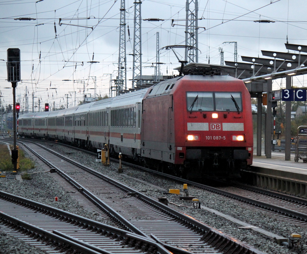 Die ex.Sdafrika 101 087-5 mit IC 2216 von Stuttgart Hbf nach Greifswald bei der Einfahrt um 17.34 Uhr im Rostocker Hbf.17.10.2013