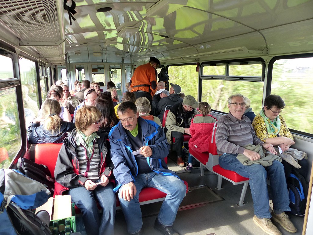 Die Fahrgäste im EBS 772 345 als 12.  Unstrut-Schrecke-Express  nach Donndorf, am 01.05.2016. (Foto: Ralf Kuke)
