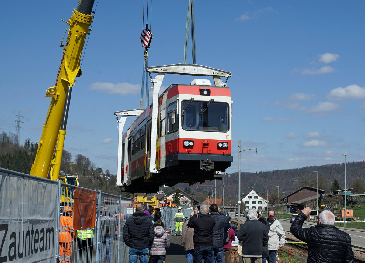 Die Fahrzeuge der Waldenburgerbahn verlassen ihre Heimat  während dem grössten Umbruch ihrer erfolgreichen Geschichte.
Mit grosser Wehmut erlebte ich am 8. April 2021 den sehr effizienten Verlad bei Bad Bubendorf, begleitet mit sehr vielen Fotografen von nah und fern sowie einem grossen Teil der ortsansässigen Bevölkerung. Für den Abtransport bis zum Auhafen bei Hüningen, wo die Waldenburgerli verschifft werden, standen zwei Sattelschlepper im permanenten Einsatz.
Ein weiteres Kapitel der Schweizer Bahngeschichte ist damit beendet.
Impressionen vom 8. März 2021.
Foto: Walter Ruetsch 