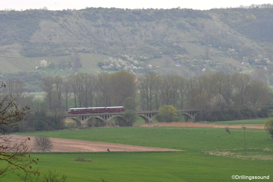 Die  Ferkeltaxen  172 132-3 + 172 171-1 + 172 760-1 von K�stner Schienenbusreisen am 01.05.2013 als DPE 25045 von Chemnitz Hbf nach Karsdorf bei Kirchscheidungen. (Foto: Drillinssound)