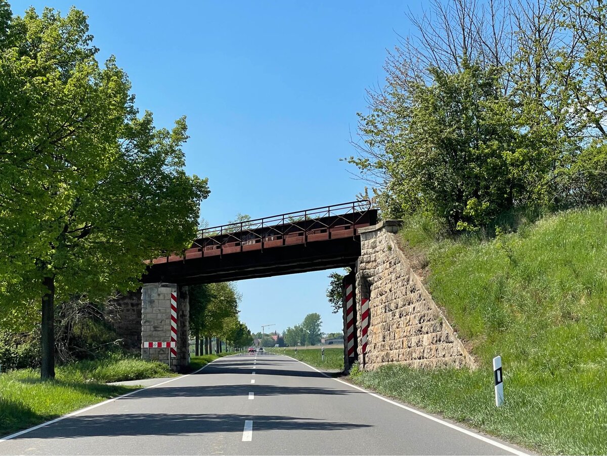 Die Finnebahnbr�cke �ber der B176 zwischen Laucha (U) und Golzen, am 01.05.2025. (Foto: Erik Ritterbach)