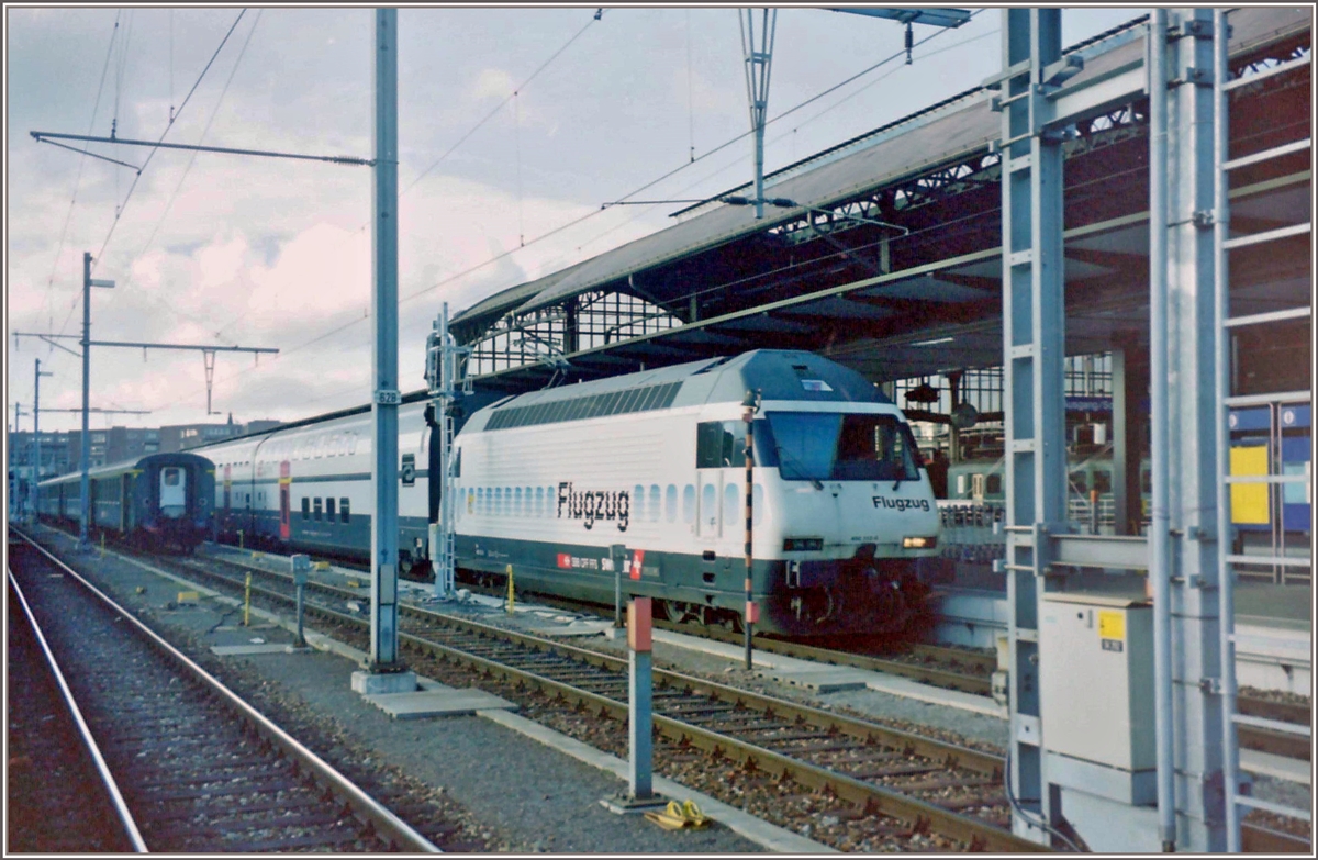 Die  Flugzug  SBB Re 460 112-6 mit einem IR/IC in Basel SBB. 

Analog Bild vom 31. Jan. 2000