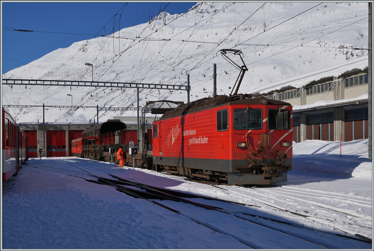Die von der FO 1977 bestellte Ge 4/4 81  Wallis  in Andermatt beim Manver mit Auto Tunnel- Wagen.
11. Feb.- 2016
