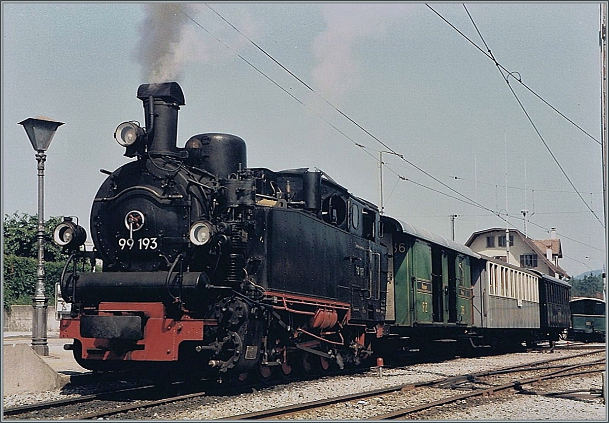 Die formschöne deutsche Schmalspurdampflok 99 193 bei der Blonay Chamby Bahn wartet im Sommer 1985 in Blonay auf die Abfahrt nach Chamby.

Analogbild vom Juli 1987