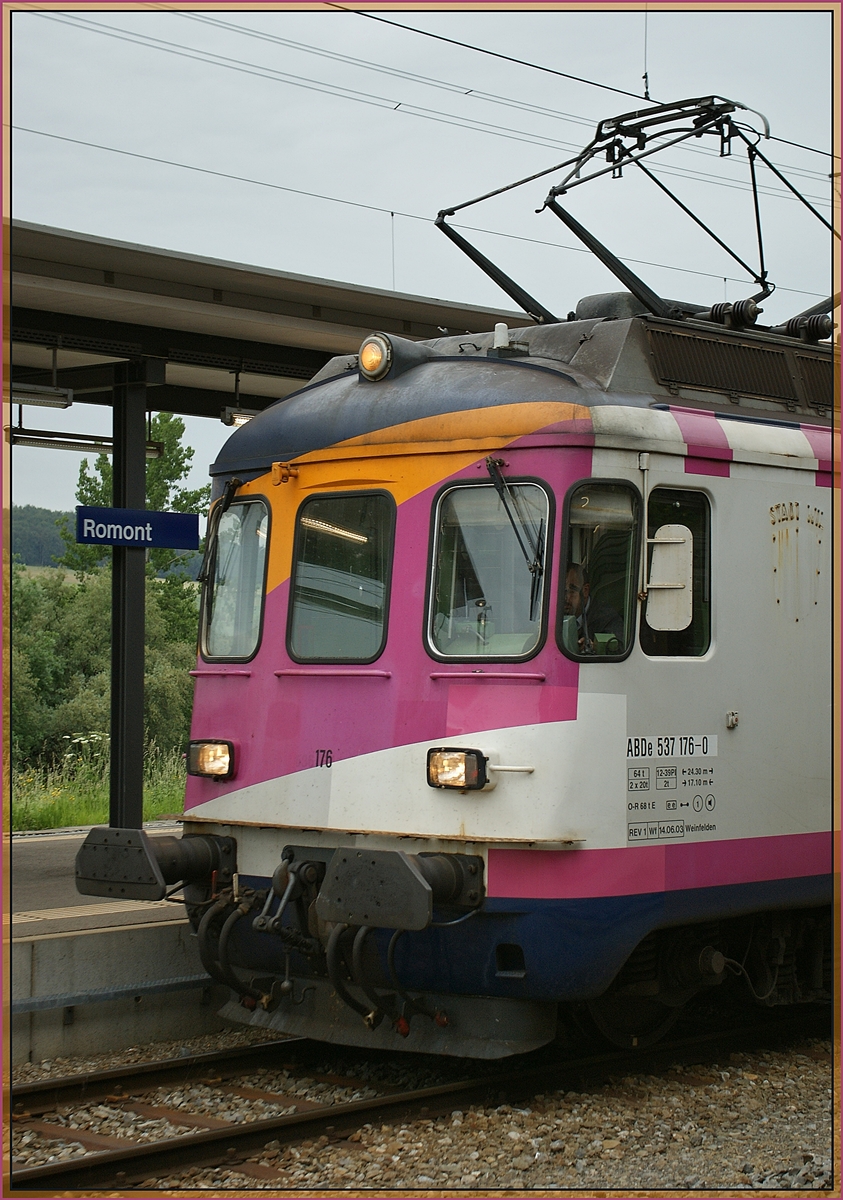 Die Front des ex MThB ABDe 4/4  Stadt Wil  und jetztigen TPF ABDe 537 176-6 in Romont. 

27. Mai 2011