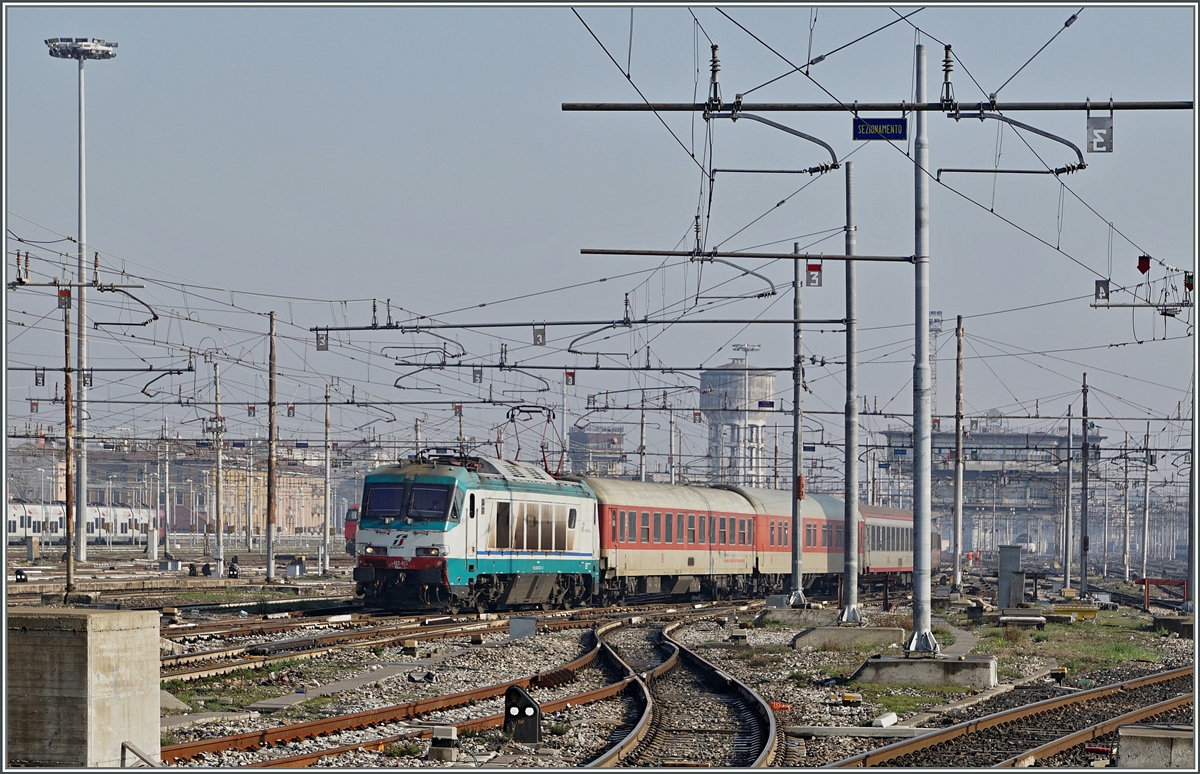 Die FS E 402 023 schiebt einen aus Norden in Milano Centrale angekommenen Nachtzug zur Abstellanlage.
1. März 2016