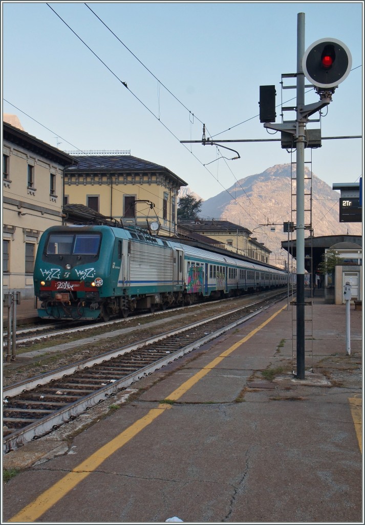 Die FS E 464 335-5 (UIC 91 83 2 464 335-5) in Domodossola.
31. Okt. 2014