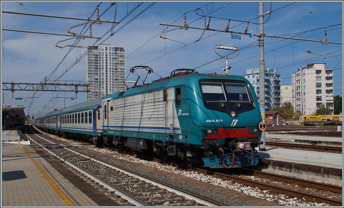 Die FS E 464 571 mit enem Regionalzug in Rimini.
16. Sept. 2014