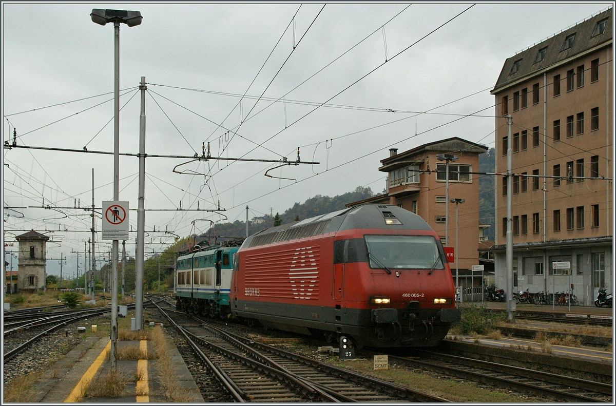 Die FS E 656 091 löst die SBB Re 460 ab. Domodossla, den 31. Ok.t 2013