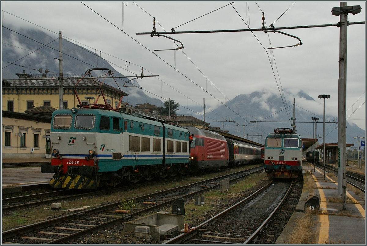 Die FS E 656 091 löst die SBB Re 460 ab. Domodossla, den 31. Ok.t 2013