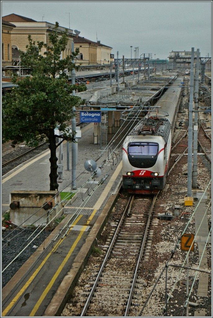 Die FS /Treniatalia E 402 141 mit dem Frecce Bianca 9803 nach Lecce in Bologna Centrale. 15. Nov. 2013