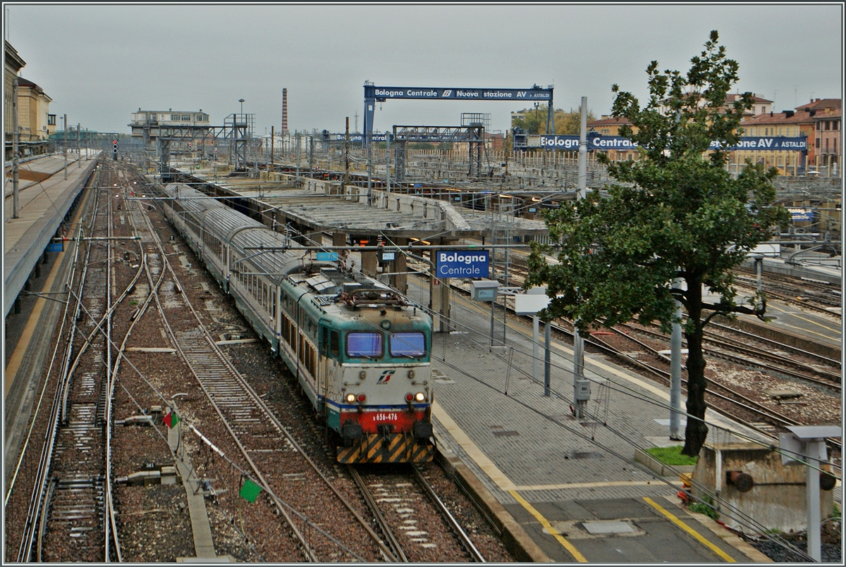 Die FS /Trenitalia E 656 mit dem IC 605 nach Taranto verlsst Bologna. 
15. Nov. 2013